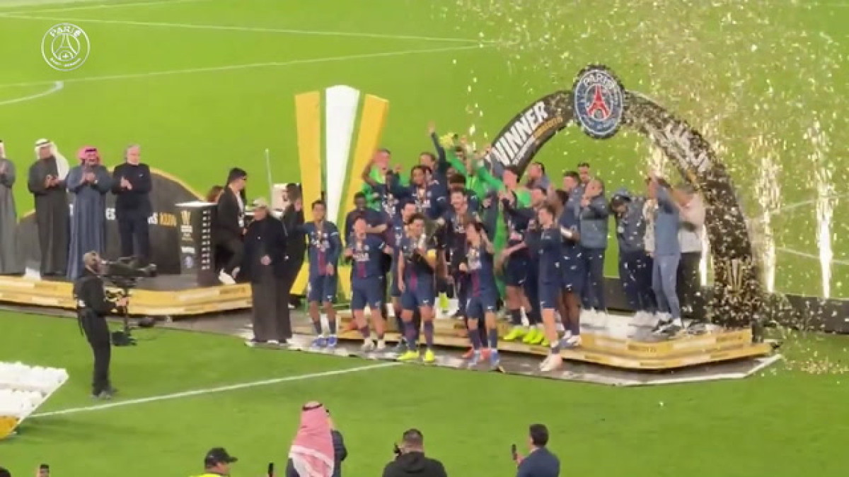 PSG celebra o título da Supercopa da França com o herói da conquista