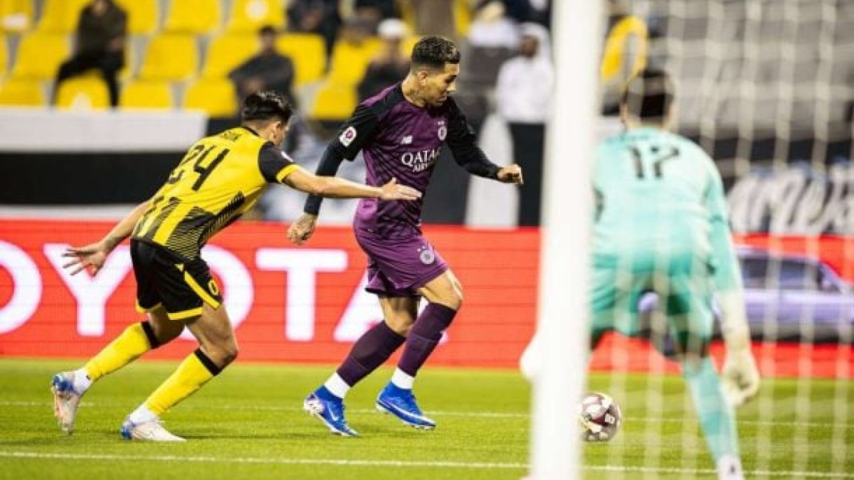 Atacante brasileiro chega a sete gols em 11 jogos na temporada e ajuda equipe a vencer o Qatar SC por 3 a 2 nesta quinta-feira (8)