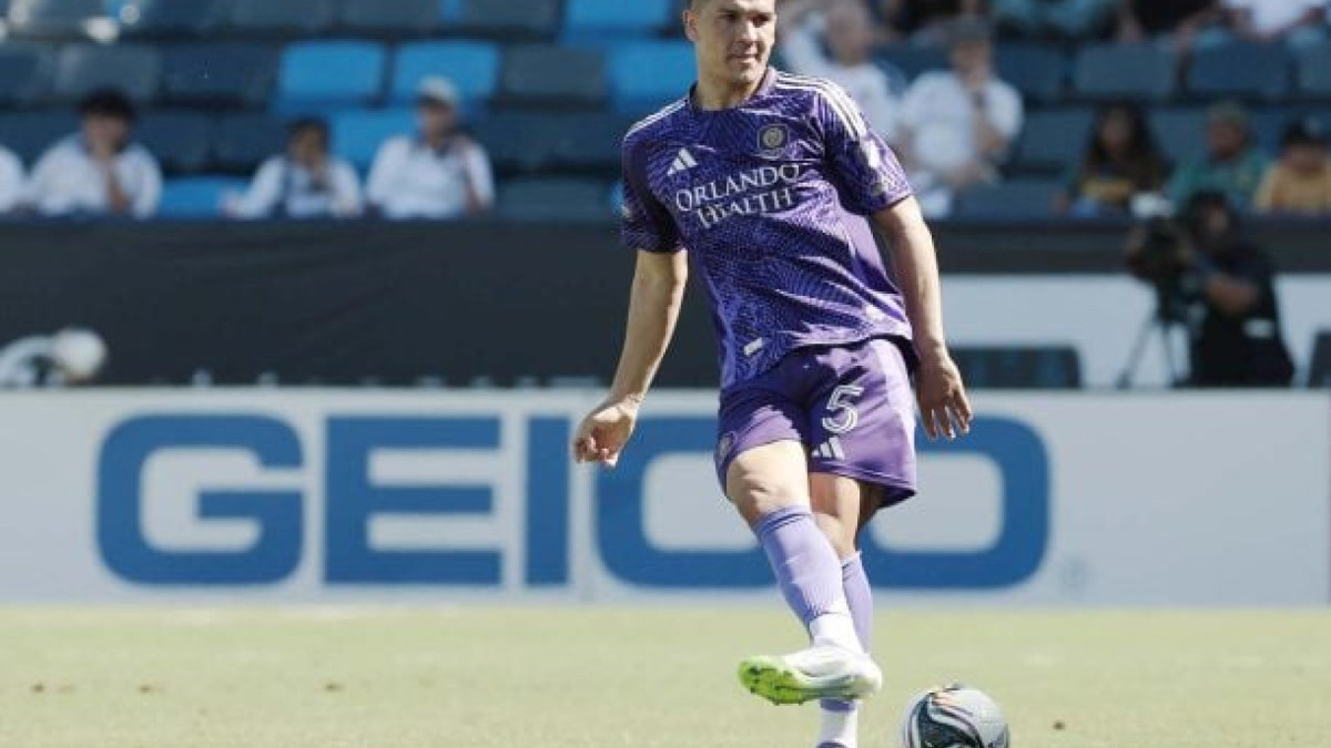 Comandante identifica a contratação de um volante como uma das principais necessidades no elenco do Colorado e recomenda César Araújo