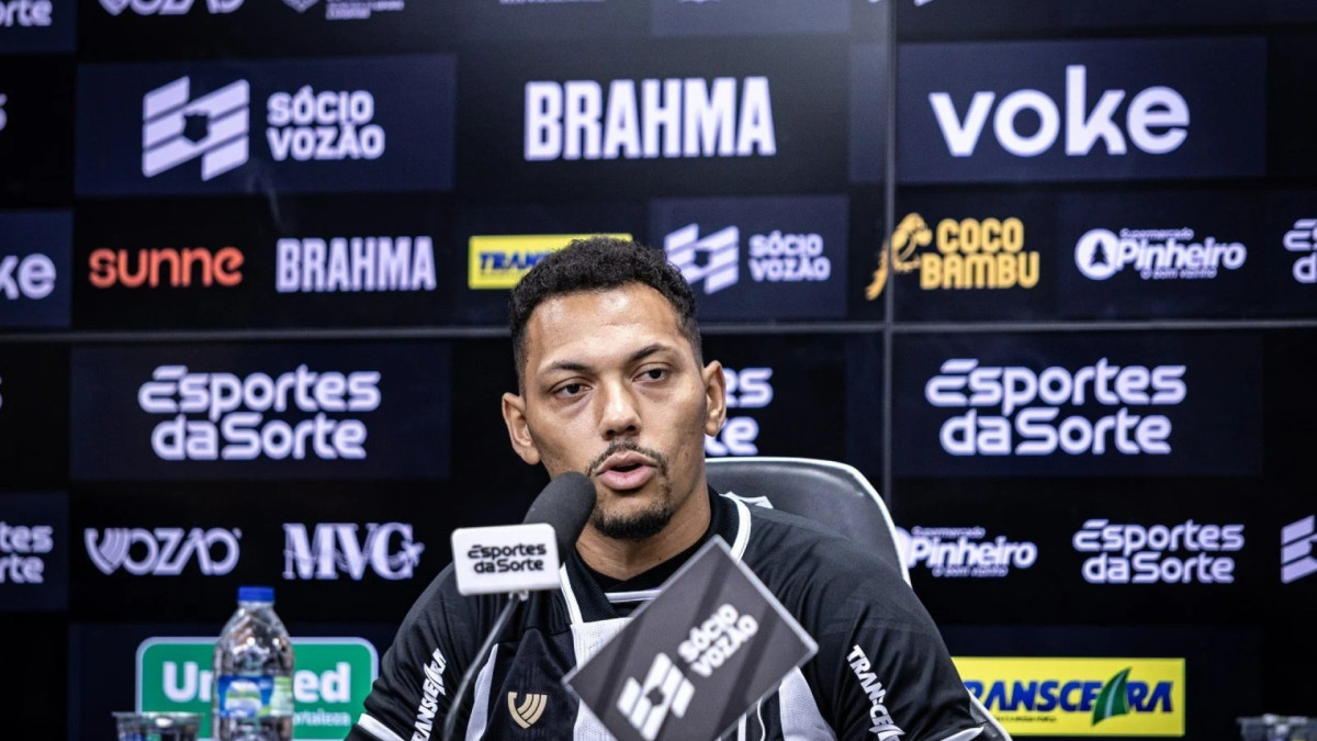 Alex Silva apresentado oficialmente no CT de Porangabuçu com a camisa do Ceará.