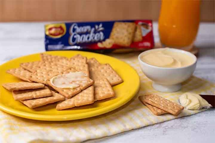 Da Inglaterra industrial às mesas brasileiras, o cream cracker exemplifica como um alimento criado por necessidade pode se transformar em tradição global, atravessando gerações sem perder relevância cultural e gastronômica.