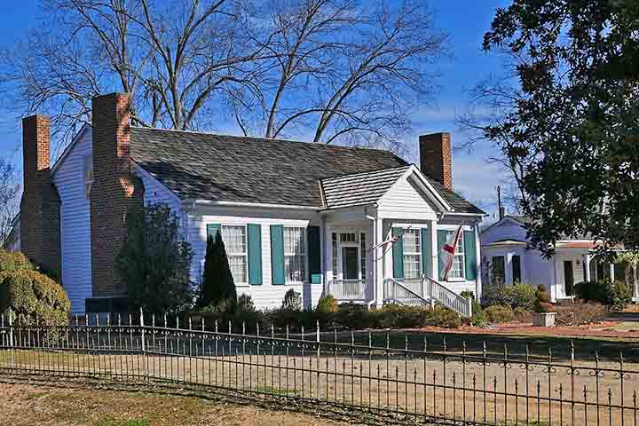 Helen Adams Keller nasceu em 27 de junho de 1880, na pequena cidade de Tuscumbia, no Alabama, Estados Unidos. 
