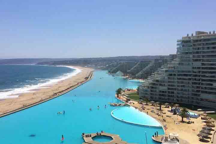 A famosa Lagoa de Cristal conta com áreas separadas por barreiras de concreto, pensadas para os banhistas. O complexo também oferece spas com academia, saunas, jacuzzis e piscinas aquecidas.