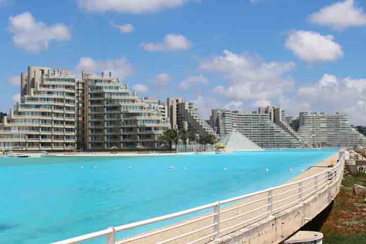 A origem da lagoa está diretamente ligada ao bioquímico e empresário chileno Fernando Fischmann, fundador da empresa americana Crystal Lagoons. 