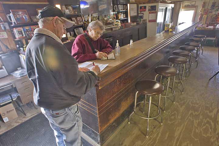 Monowi conta com duas construções públicas mantidas por Elsie: a Monowi Tavern, um bar e restaurante, e a Rudy’s Library, biblioteca com cerca de 5.000 volumes, em homenagem ao falecido marido de Elsie. 
