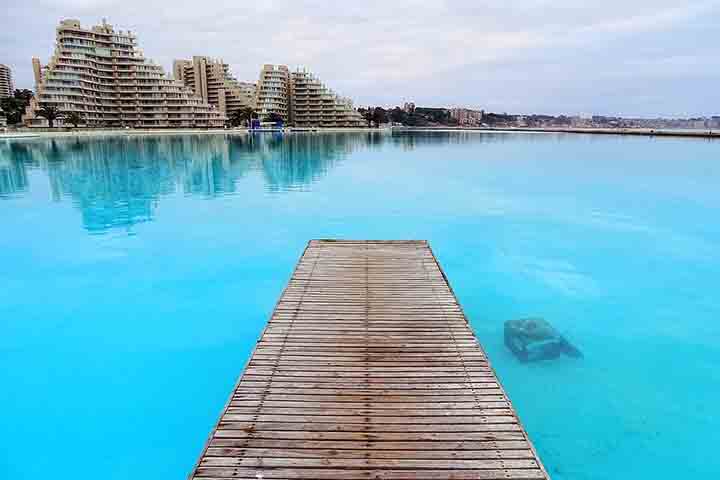 A cidade de Algarrobo fica a aproximadamente uma hora e meia de Santiago, capital do Chile. Ela tem seu nome derivado da árvore algarrobeira, que por sua vez é originária da América do Sul.