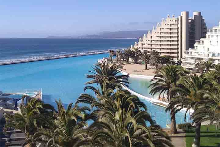 A ideia de construir uma piscina tão grande e de frente para o mar, veio do fato das águas do oceano Pacífico serem muito frias. 