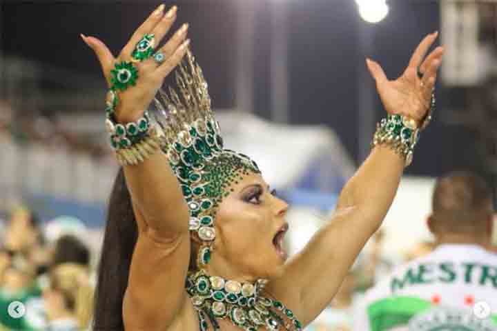 Paralelamente, sua relação com o carnaval se fortalecia ano após ano. Viviane estreou na avenida em 1995, desfilando pela Beija-Flor, e desde então passou por diversas escolas tradicionais. 
