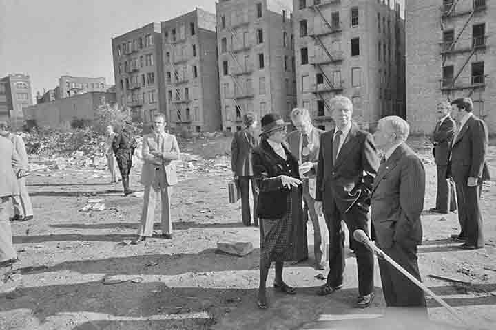 Em 1639, o sueco Jonas Bronck se estabeleceu na região com uma fazenda, e o rio ao lado de sua propriedade passou a ser conhecido como Bronck’s River - nome que, por extensão, acabou batizando o distrito inteiro. 

