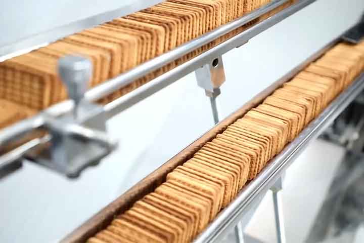 Em muitos países, o biscoito passou a ser utilizado como substituto do pão, especialmente em situações de viagem, conflitos ou escassez de alimentos frescos, reforçando seu papel como produto estratégico.