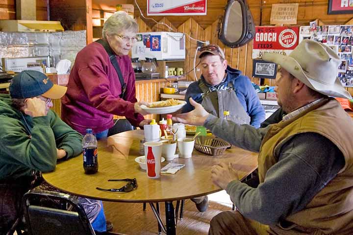 Segundo relatos, ela abre o bar de terça a domingo e prepara hambúrgueres, lanches e serve cervejas para visitantes, moradores de cidades vizinhas e curiosos que param para conhecê-la. 
