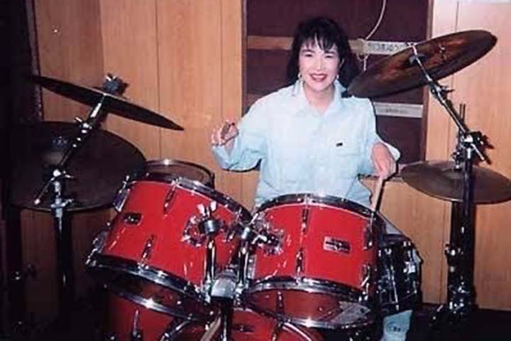 Quando jovem, ela foi baterista de uma banda de heavy metal e apaixonada por motocicletas. 
