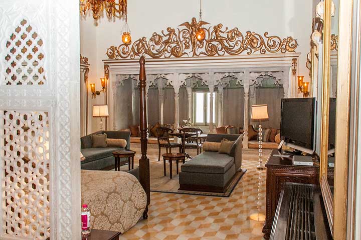 Arquitetura histórica preservada e serviços personalizados fazem parte da experiência, com diárias que podem chegar a cerca de 2.770 dólares (em torno de R$ 15 mil).