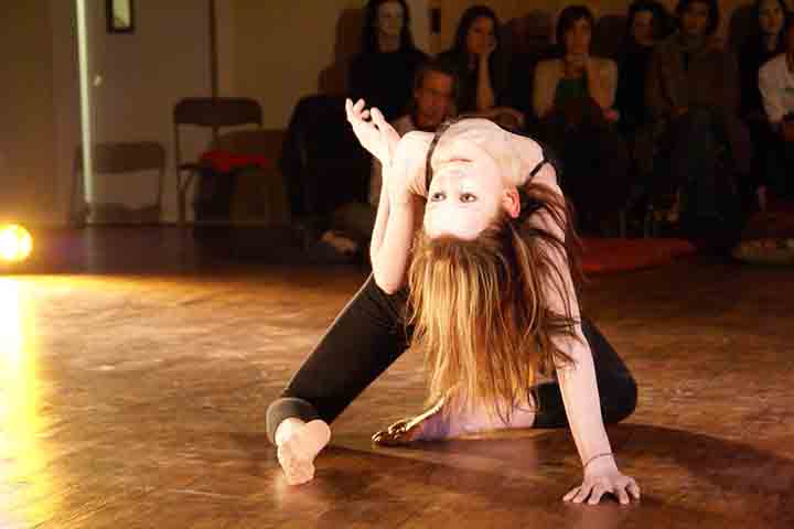 Com o passar das décadas, o butô se espalhou pelo mundo, influenciando bailarinos, atores, performers e diretores de diversas nacionalidades. Essa estética encontrou terreno fértil em ambientes de vanguarda na Europa e nas Américas, especialmente no teatro experimental, nas artes visuais e na dança contemporânea. 


