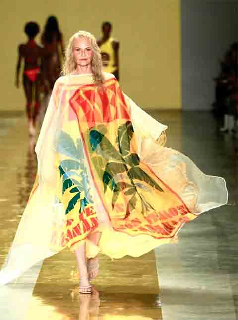 Nesses locais, desfilou para grifes de renome global, incluindo marcas como Chanel, Ferré, Comme des Garçons e Yohji Yamamoto, consolidando sua imagem junto a estilistas e casas de moda de prestígio.
