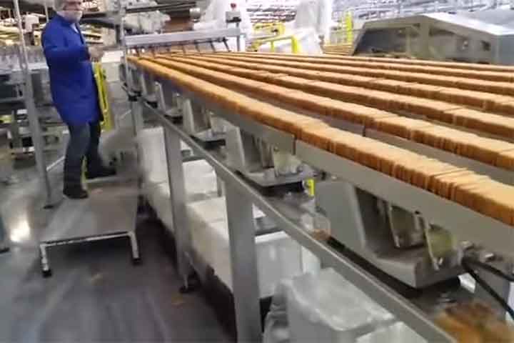 Esse biscoito seco e salgado surgiu no século XIX, em um contexto marcado pela Revolução Industrial britânica, quando o crescimento urbano exigia alimentos de fácil conservação, baixo custo e transporte simples. 