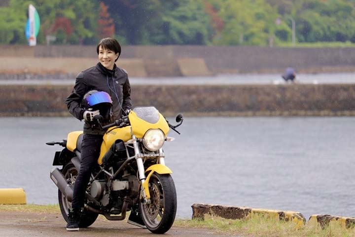 Essa combinação de paixões são vistas como incomuns para alguém que hoje simboliza o conservadorismo japonês.
