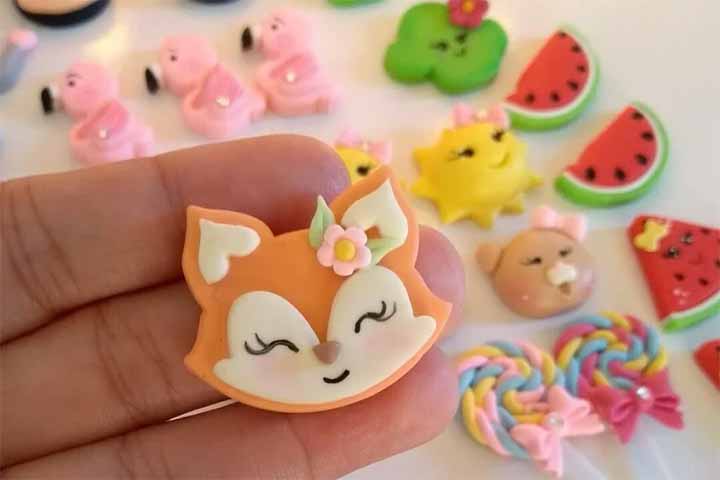 A história da porcelana remonta as rochas e foi descoberta no início do século III D.C na China, de onde o potássio, sódio, cálcio e a argila pura de coloração branca eram encontrados.