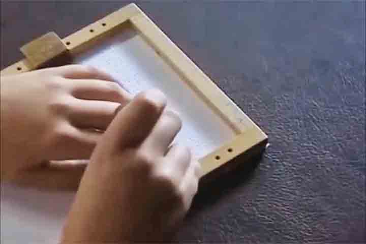 Foi ali que ele teve os primeiros contatos com métodos de escrita tátil, embora rudimentares, e também onde descobriu a necessidade de um sistema mais eficiente.
