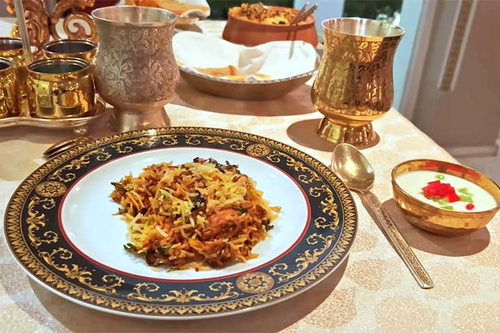 O Bhairo é especializado na cozinha europeia, mas se restringe à temporada de inverno, enquanto o Jharokha serve os cafés da manhã e pratos internacionais ao longo do dia. 