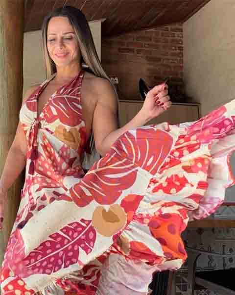 Paralelamente às produções televisivas e carnavalescas, Viviane construiu uma carreira notável como modelo. Entre 1999 e 2006, protagonizou diversos ensaios para revistas masculinas.
