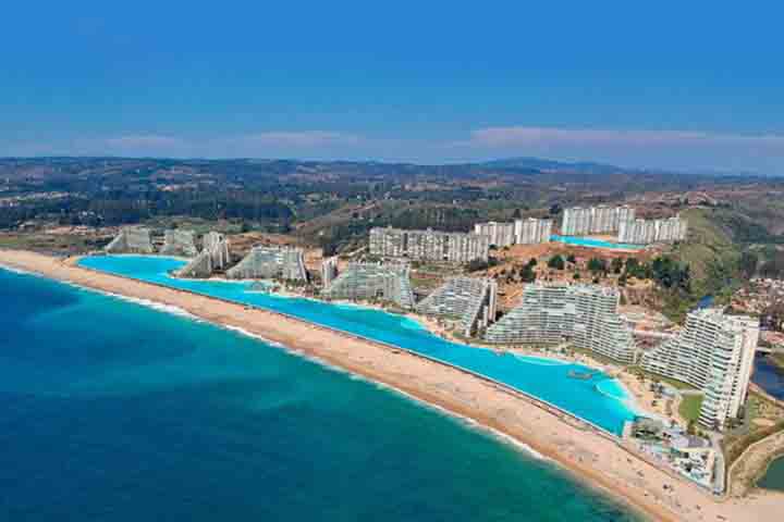A cidade é considerada a capital náutica do Chile, com várias opções de lazer como caiaque, vela e stand-up paddle na piscina gigante. 