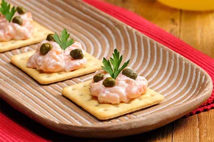 Rapidamente, o biscoito passou a integrar a rotina alimentar britânica, sendo consumido com manteiga, queijos, sopas e chás. Sua neutralidade de sabor facilitou a aceitação em diferentes momentos do dia.