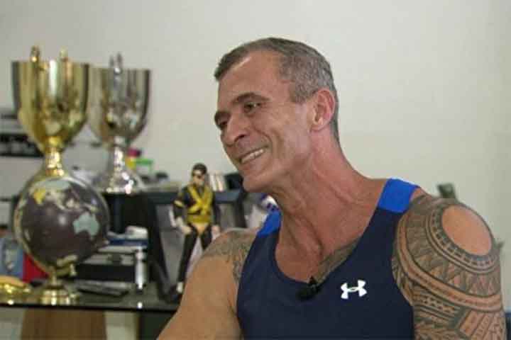 Em sua última jornada, o artista passou pela Unidos de Vila Isabel, que ficou com a oitava colocação em 2025. Diante disso, a escola da terra de Noel Rosa preferiu trocar de carnavalesco e contratou a dupla Leonardo Bora e Gabriel Haddad, ex-Grande Rio.