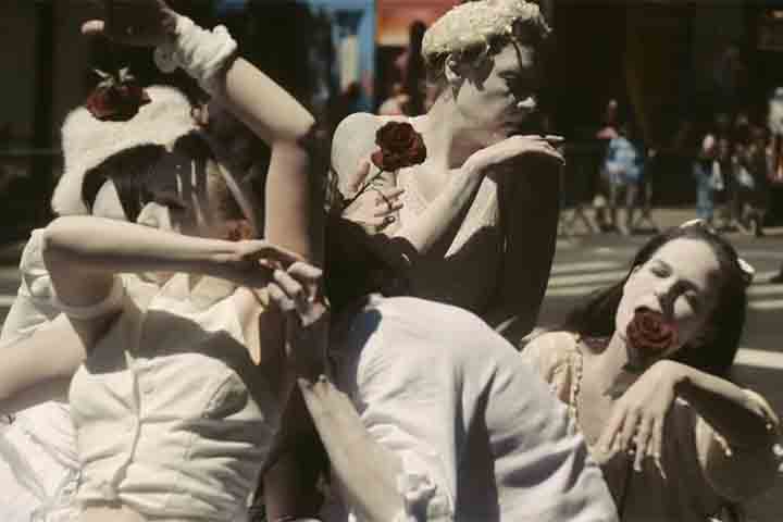 A primeira grande obra do gênero, “Kinjiki” (1959), dirigida por Hijikata e inspirada no romance de Yukio Mishima, chocou plateias ao abordar questões que eram tabus de maneira direta e provocadora. 
