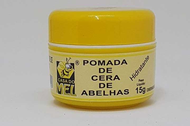 A indústria farmacêutica também se beneficia das propriedades da cera de abelha. Muitos unguentos, bálsamos e pomadas terapêuticas utilizam a substância como base, devido à sua capacidade de incorporar óleos e extratos sem perder a estabilidade. 
