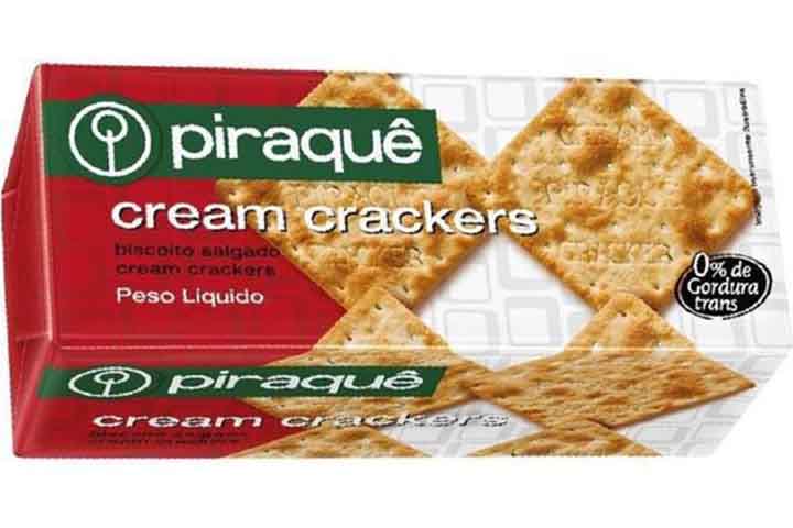 A indústria nacional incorporou o cream cracker ao seu portfólio, adaptando embalagens, tamanhos e estratégias de marketing ao gosto do consumidor brasileiro, o que consolidou ainda mais sua presença.