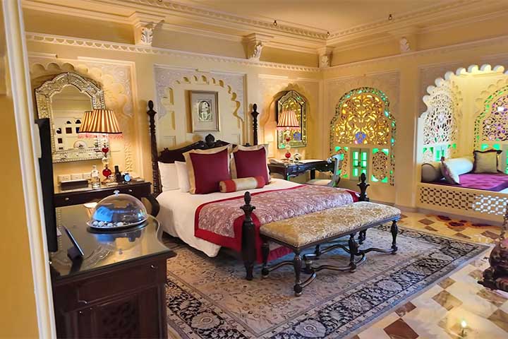 A estrutura inclui 83 unidades, divididas em 65 quartos e 18 suítes. 