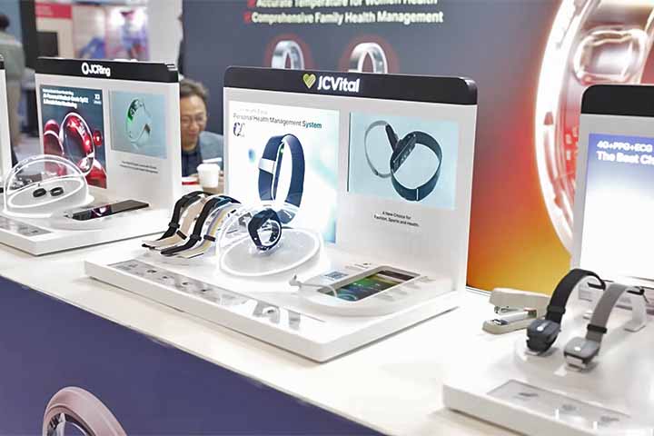 Anéis inteligentes estão entre as novidades em Las Vegas. Por exemplo, fabricantes apresentaram a nova geração do RingConn Gen 3, que adiciona monitoramento de pressão arterial e sensores avançados ao formato de anel inteligente, reforçando a tendência de transformar esses dispositivos em ferramentas completas de acompanhamento de bem-estar
