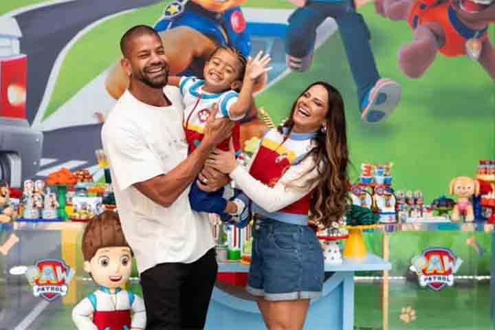 Em 2020, Viviane Araújo tornou público o relacionamento com o empresário Guilherme Militão, com quem se casou no ano seguinte. No início de 2022, anunciou a tão celebrada gravidez do primeiro filho. Joaquim nasceu em 6 de setembro do mesmo ano, marcando um capítulo especial na trajetória pessoal da artista.
