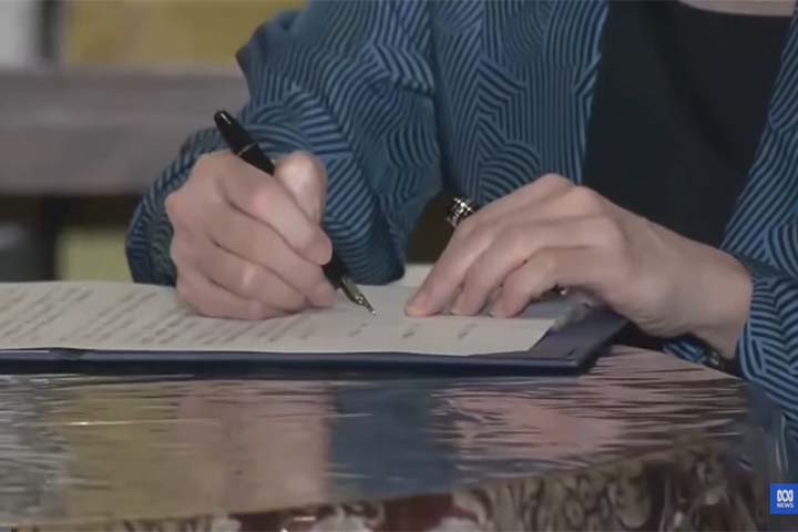 Conhecida pela disciplina rigorosa, Takaichi costuma descrever-se como uma “workaholic”.  Ao assumir o cargo, ela fez um discurso de tom duro aos colegas de partido: pediu que todos “trabalhem como um cavalo”.
