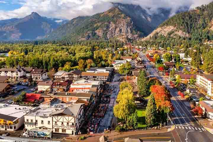 Localizada na Península de Monterey, na Califórnia, Carmel-by-the-Sea, ou simplesmente Carmel, é uma pequena cidade costeira que conquistou fama internacional por sua combinação rara de paisagens naturais, cultura vibrante e atmosfera acolhedora. 
