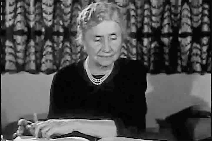 Mesmo diante do gigantesco esforço físico e mental, Helen prosperou. Escreveu ensaios, estudou literatura inglesa, filosofia, grego, latim e história, tornando-se conhecida no campus por sua inteligência excepcional. 
