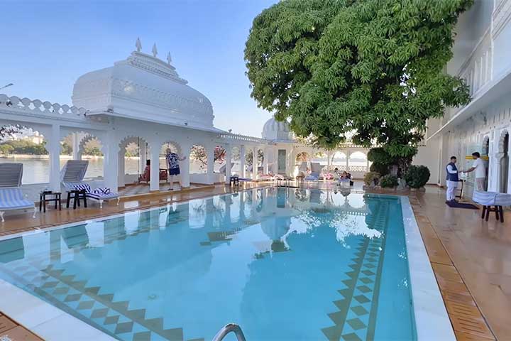Para quem quer relaxar, os hóspedes do Taj Lake Palace podem usufruir do spa J Wellness Circle, academia funcional e uma piscina de 6,3 por 11,8 metros. 