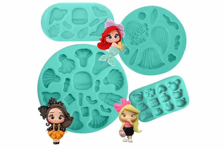 Para a texturização, são usados vaselina líquida, óleos ou cremes hidratantes são usados para dar maciez e evitar que a massa grude nas mãos durante a sova.