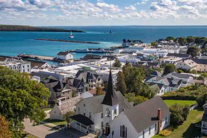 Carmel também é reconhecida por sua oferta educacional. O distrito escolar investe em infraestrutura e inovação pedagógica, e as escolas locais apresentam ótimos índices de desempenho. 
