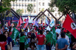 FORTALEZA, CEARÁ, BRASIL, 08-01-2026: Ato de manifestação pelos 3 anos do 8 de janeiro na Praça do Ferreira. (Foto: Samuel Setubal/ O Povo)