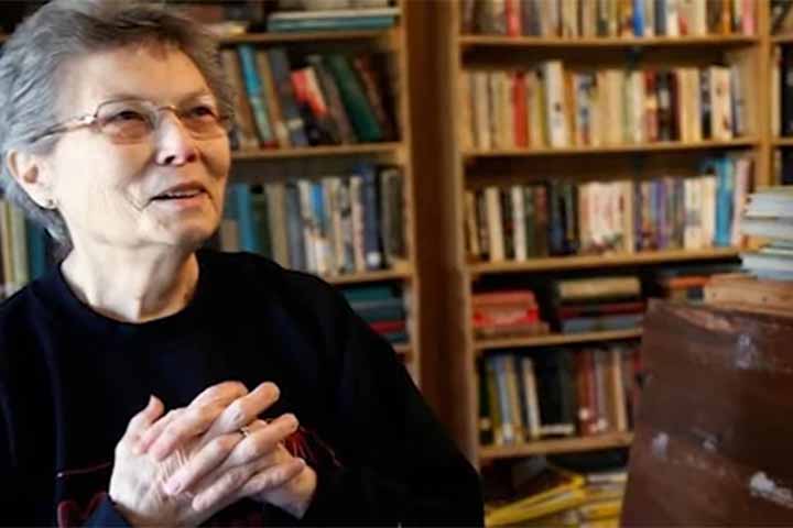 Além de moradora única, Elsie é também prefeita, secretária, tesoureira, bibliotecária e responsável pela manutenção da vila. 
