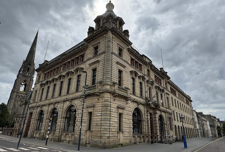 As gravações externas também receberam atenção especial: ruas estreitas de paralelepípedos, fachadas escurecidas e casas antigas compõem a ambientação.