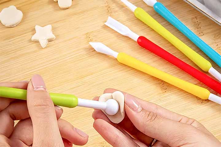 Em 2025, o Brasil consolidou-se como um dos principais centros mundiais da técnica, amplamente utilizada para criar topo de bolos, lembrancinhas de festas e esculturas personalizadas. 