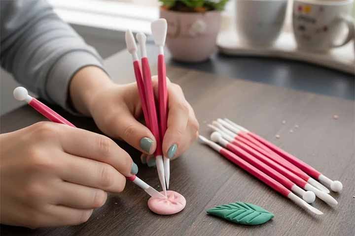 O biscuit moderno é uma adaptação da antiga arte da porcelana cerâmica, reinventada na América Latina como uma massa versátil e acessível, que se tornou um sucesso global. 