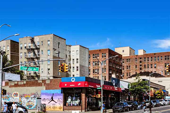 O distrito também vive um florescimento gastronômico, com restaurantes que celebram a diversidade cultural da região - da comida latina à caribenha, da italiana à africana.
