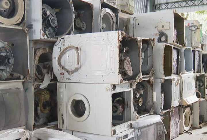 Todo esse processo de logística reversa tem início com o consumidor. Essas ações visam informar a população sobre seu papel e relevância nessa cadeia de eventos, possibilitando a preservação do meio ambiente através de esforços conjuntos, explica Helen Brito, gerente de relações institucionais da ABREE.