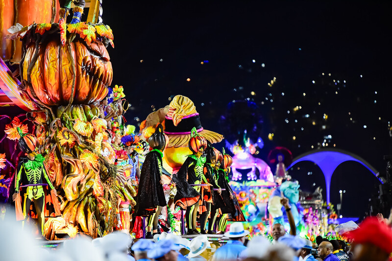 Na sequência, virá a Unidos de Vila Isabel, que não deu sequência a sua parceria com o carnavalesco Paulo Barros. Afinal, a escola ficou apenas em oitavo lugar em 2025, com o enredo sobre Assombrações.