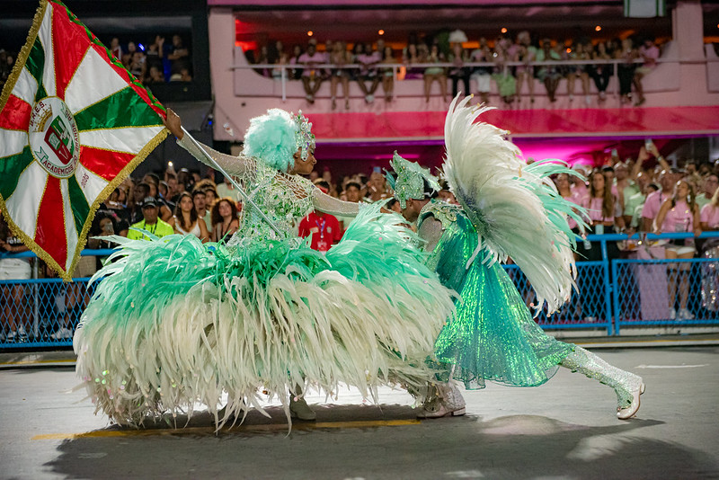 A Acadêmicos do Grande Rio lutou pelo título em 2025, porém ficou com o vice, um décimo atrás da Beija-Flor. Assim, a Tricolor de Caxias trouxe um mergulho nas águas misteriosas do Pará, onde celebrou as Pororocas Parawaras e as riquezas culturais da região.