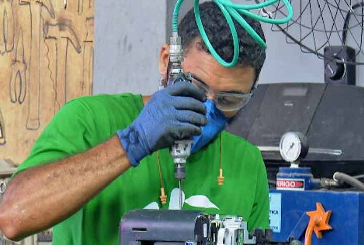 No Brasil, o Decreto Federal 10.240/2020 faz parte da Política Nacional de Resíduos Sólidos e determina a aplicação da Logística Reversa para a reciclagem de eletroeletrônicos e eletrodomésticos.